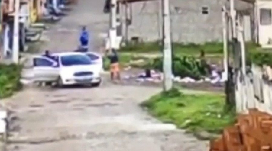 [Vídeo contradiz versão da PM e mostra rapaz rendido sendo executado a tiros por policial na Bahia]