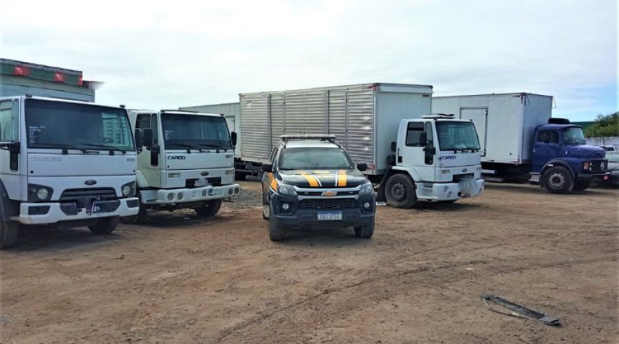 [Polícias Rodoviária Federal, Militar e Civil da Bahia apreendem 13 caminhões adulterados de empresa em operação integrada no Extremo Sul da Bahia]