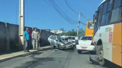 [Vídeo: Acidente grave congestiona trânsito e deixa vítimas na região da Estrada Velha do Aerop...]