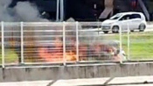 [Vídeo: Carro pega fogo próximo ao Hospital Teresa de Lisieux]