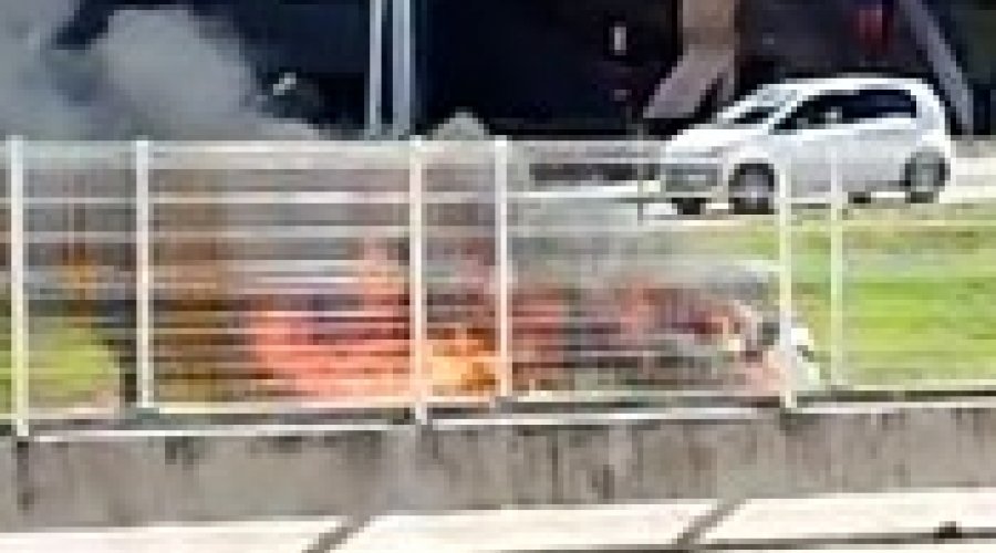 [Vídeo: Carro pega fogo próximo ao Hospital Teresa de Lisieux]