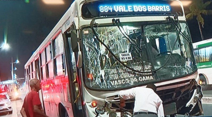 [Batida entre ônibus deixa seis passageiros feridos no bairro de Piatã]