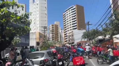 [Vídeo: Motoboys protestam na Barra por entregador agredido]