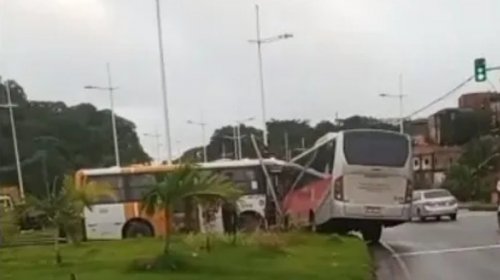 [Dois micro-ônibus se envolvem em acidente na Gal Costa e interditam parte da via]