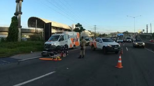 [Pai e filho ficam feridos após acidente entre motocicleta e viatura na BR-324]