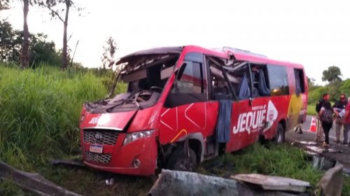 [Cinco pessoas ficam feridas em acidente com micro-ônibus que transportava pacientes de Jequié...]