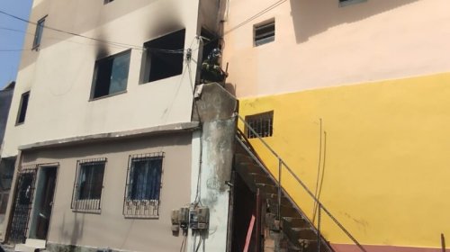 [Casa no Alto do Cabrito, em Salvador, é tomada pro chamas na manhã deste sábado (17) ]