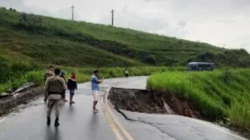 [Rodovia no interior da Bahia é interditada após erosão causado pela chuva]