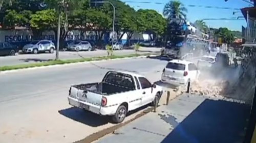 [Fachada de loja no interior da Bahia é derrubada após caminhão cegonha esbarrar em fiação ]