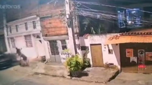 [Duas pessoas são atropeladas depois de carro invadir passeio em bairro do subúrbio de Salvador...]