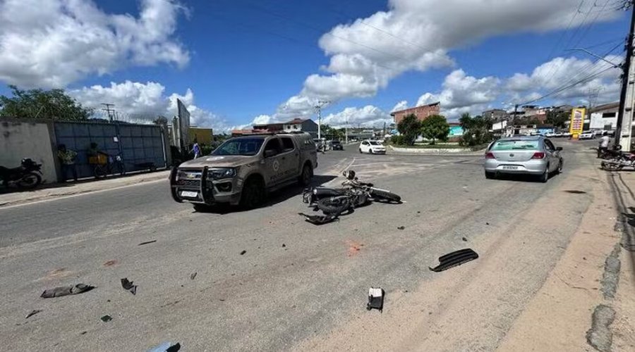 [Policiais que faziam a escolta de Geraldo Junior em interior da Bahia ficam feridos em acidente de trânsito ]
