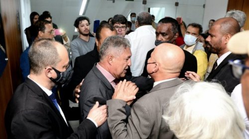 [VÍDEO: Rosemberg Pinto se descontrola contra advogado de professores após sessão na Alba]