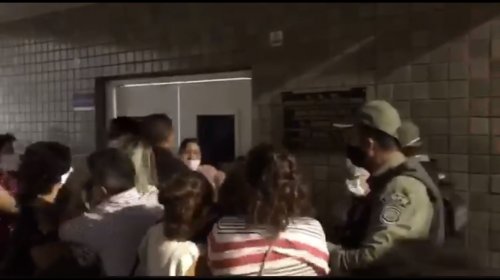 [Vídeo: manifestantes tentam invadir hospital e impedir aborto em criança de 10 anos que engrav...]