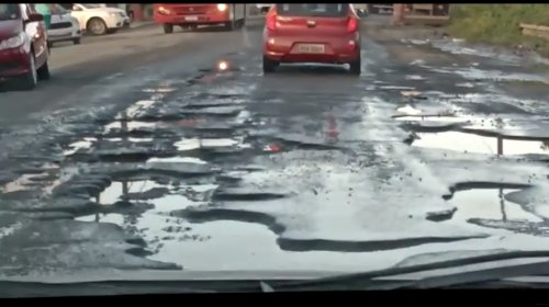 [Vídeo: buracos na via dificultam acesso de veículos a Madre de Deus]