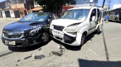 [Vídeo: veículo de transporte alternativo se envolve em acidente em Itapuã neste sábado]