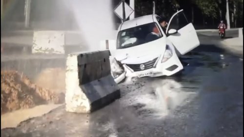 [Vídeo: carro cai em buraco, rompe tubulação e causa intenso vazamento de água na Av. ACM]