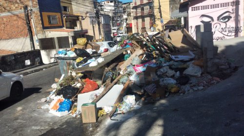 [Vídeo: acúmulo de lixo em Cosme de Farias impede passagem de veículos e pedestres]