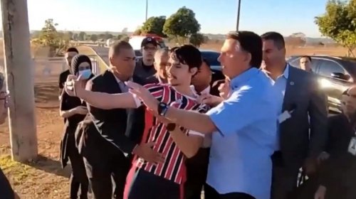 [Vídeo: Bolsonaro parte para cima de youtuber e tenta pegar seu celular durante selfies em Brasília]