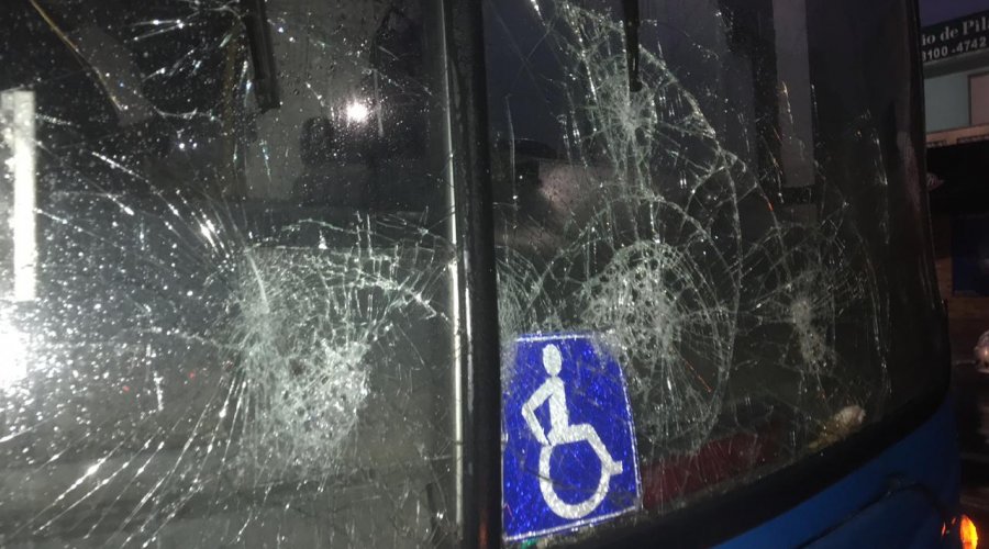 [Suposta chefe do tráfico de São Cristóvão destrói ônibus em Salvador; confira fotos]