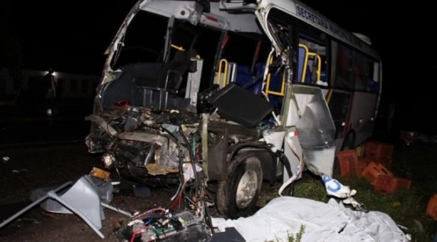 [Acidente entre micro-ônibus e caminhão deixa cinco mortos e treze feridos na BR-324]