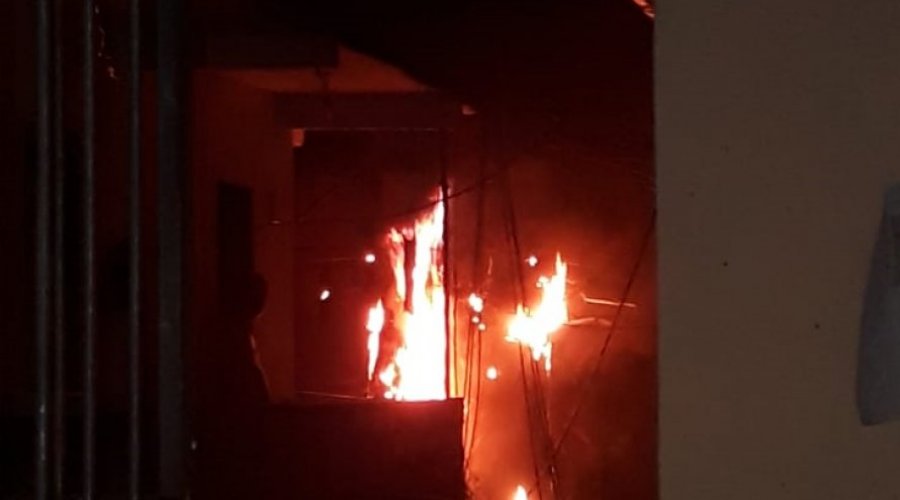 [Coelba afirma que fogo em poste no Lobato foi gerado por ligação clandestina de internet]