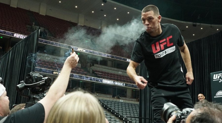 [Vídeo: Lutador fuma cigarro de maconha durante treino aberto do UFC 241]