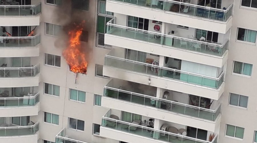 [Vídeo: fogo destrói apartamento em prédio de luxo ao lado do Salvador Shopping]