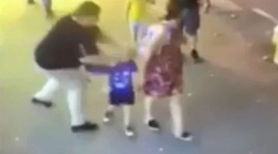 [Mulher ataca criança de três anos a facadas em frente aos pais; assista]