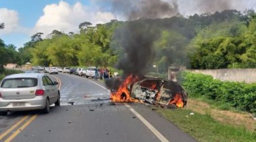 [Colisão frontal entre carros deixa dois mortos em Camaçari]