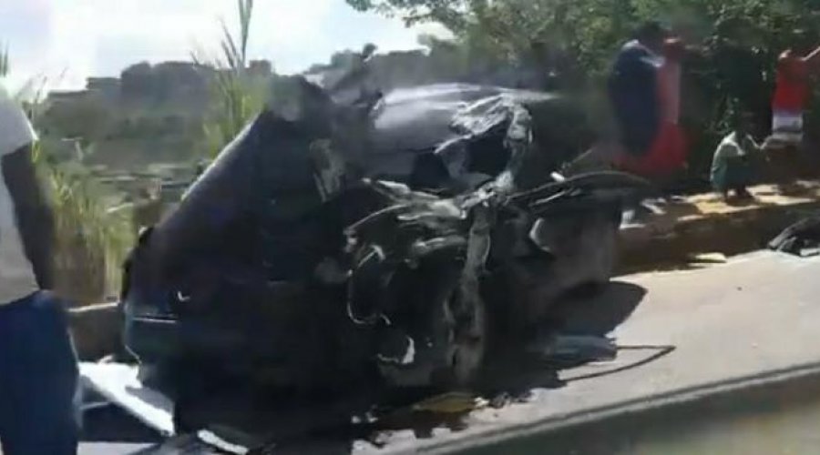 [Vídeo: acidente grave entre ônibus e carro próximo ao Hospital do Subúrbio deixa homem ferido]