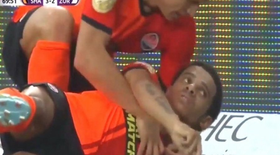 [Vídeo: atacante ex-seleção brasileira bate a cabeça e sofre convulsão dentro de campo na Europa]