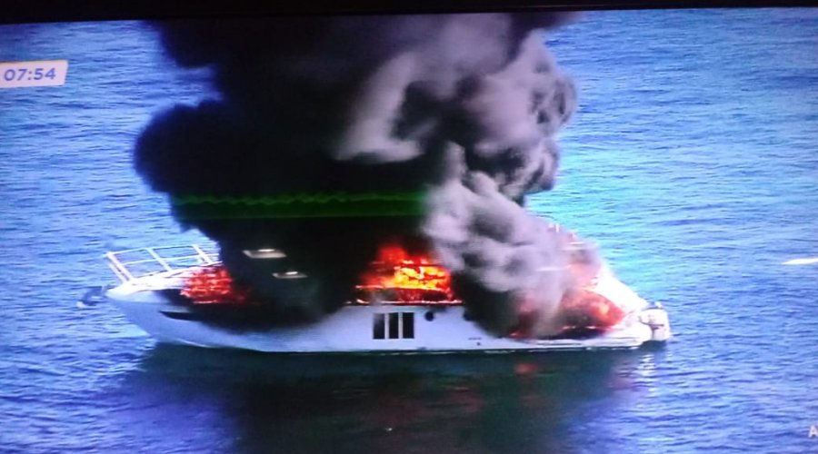 [Vídeo: embarcação pega fogo no mar em Salvador]