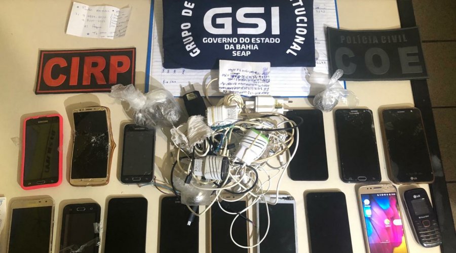 [Polícia apreende 15 celulares durante ação em prisão de Salvador]