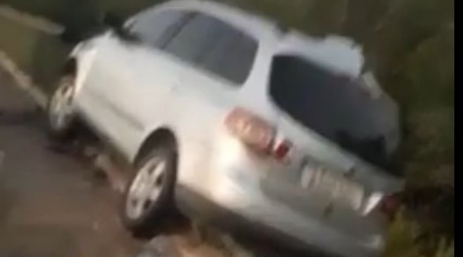 [Vídeo: carro fica pendurado em ponte do Rio Pojuca; motorista foi socorrido com vida]