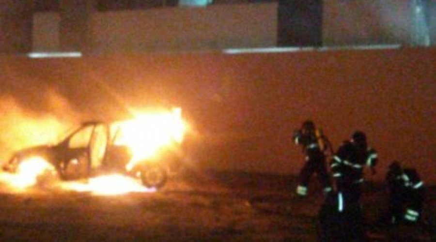 [Carro pega fogo dentro de garagem de edifício em Vitória da Conquista; veja vídeo]
