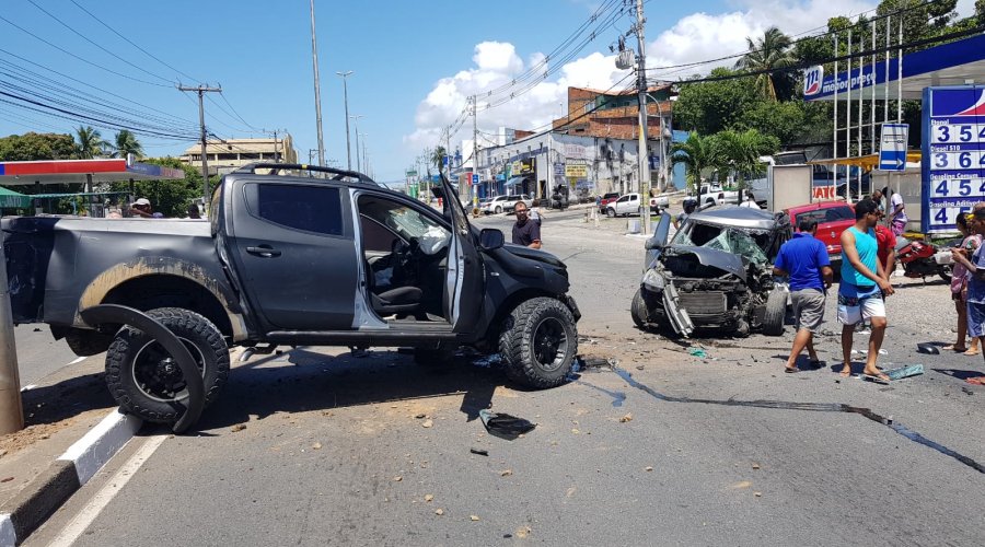 [Vídeo: Acidente com quatro veículos deixa morto e feridos em Lauro de Freitas; trânsito está travado no local]