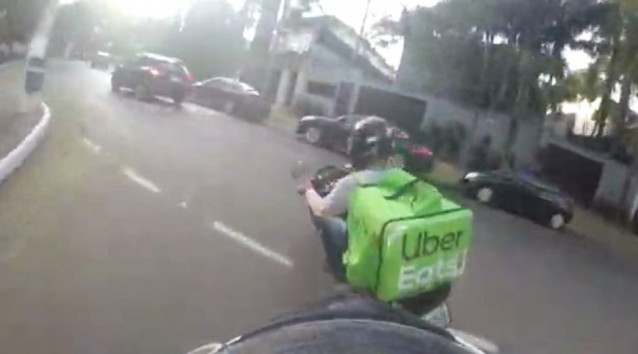 [Policia Militar persegue adolescente armado em moto com mochila da Uber Eats; veja vídeo]