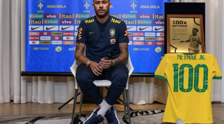 [Perto de completar 100 jogos pelo Brasil, Neymar recebe homenagem da CBF]