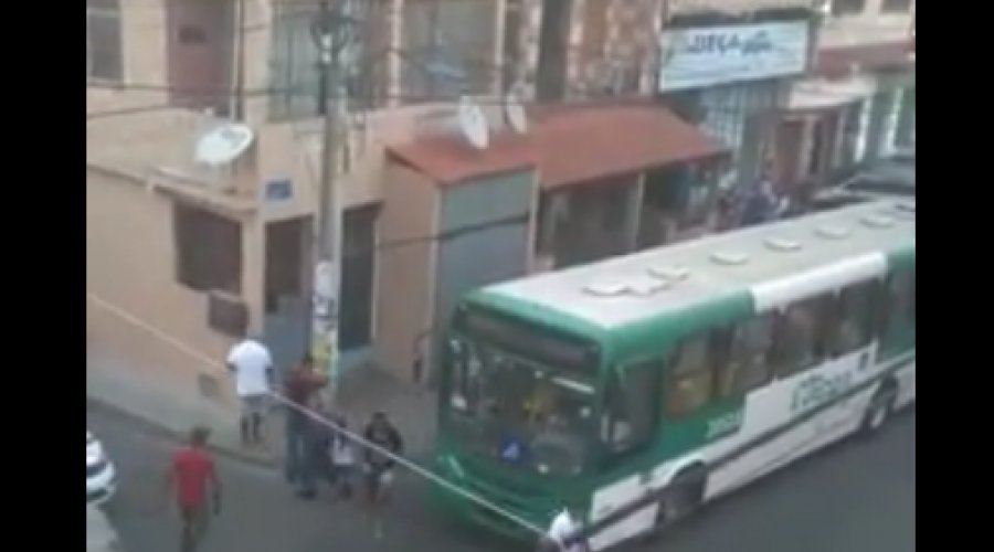 [Bandidos atiram contra ônibus no bairro do Uruguai; veja vídeo]