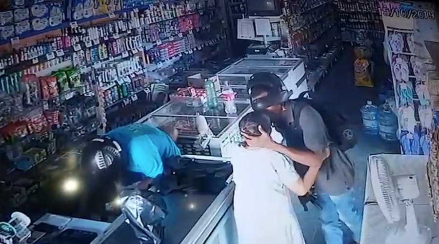 [Vídeo: assaltante recusa dinheiro e beija idosa durante roubo em loja ]