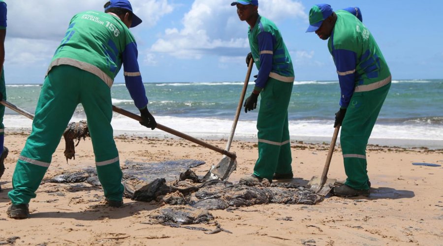 [Mais de 26 toneladas de óleo já foram retiradas em praias de Salvador]