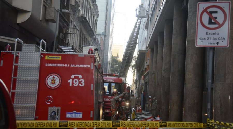 [Incêndio em boate deixa três bombeiros mortos e três feridos no Rio de Janeiro]