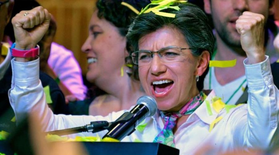 [Vídeo: lésbica, primeira prefeita eleita de Bogotá comemora vitória com beijo em esposa]