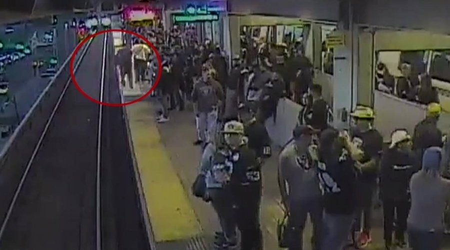 [Vídeo: homem cai em trilhos de metrô e escapa por um triz de atropelamento ]
