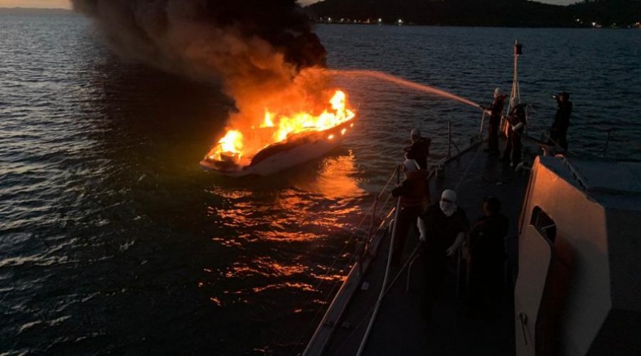 [Vídeo: Lancha pega fogo próximo a Ilha de Maré; ninguém se feriu]