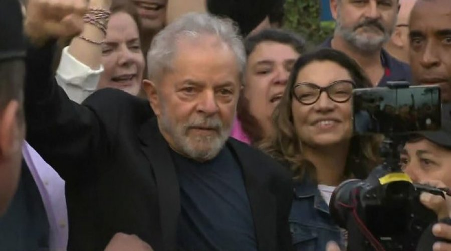[Em discurso, Lula fala sobre Bolsonaro: “A gente não tem que falar palavrão pro Bolsonaro, não. Ele já é o palavrão.”]