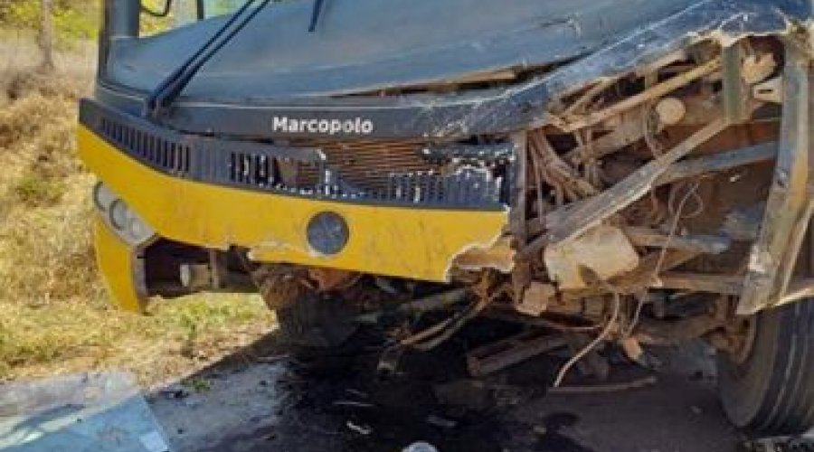 [Ônibus que transportava alunos para o Enem se envolve em acidente com vítima fatal na BA-142]