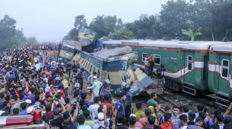 [Acidente entre trens deixa pelo menos 15 mortos e 58 feridos em Bangladesh]
