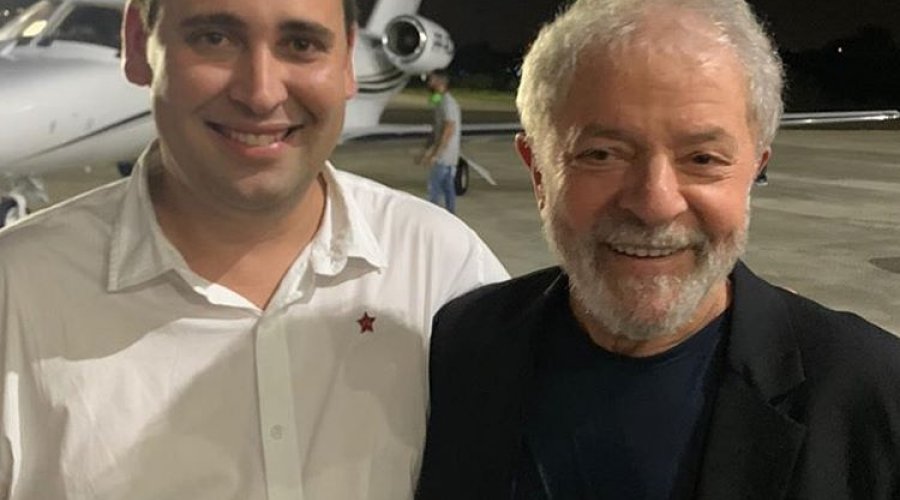 [Lula já se encontra em Salvador para reunião do partido]