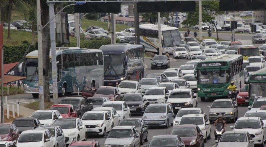 [Trânsito intenso em vias de Salvador nesta quinta-feira (14); confira]